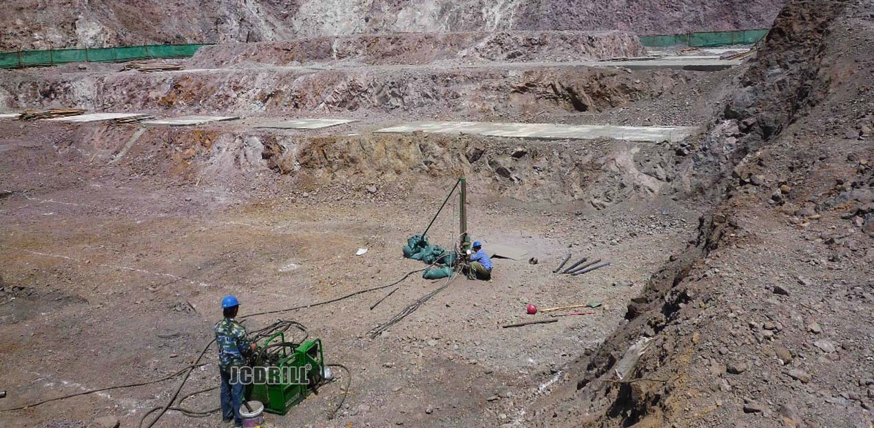 AK60 construction drilling rig is a full hydraulic operated top drive power head drilling machine.